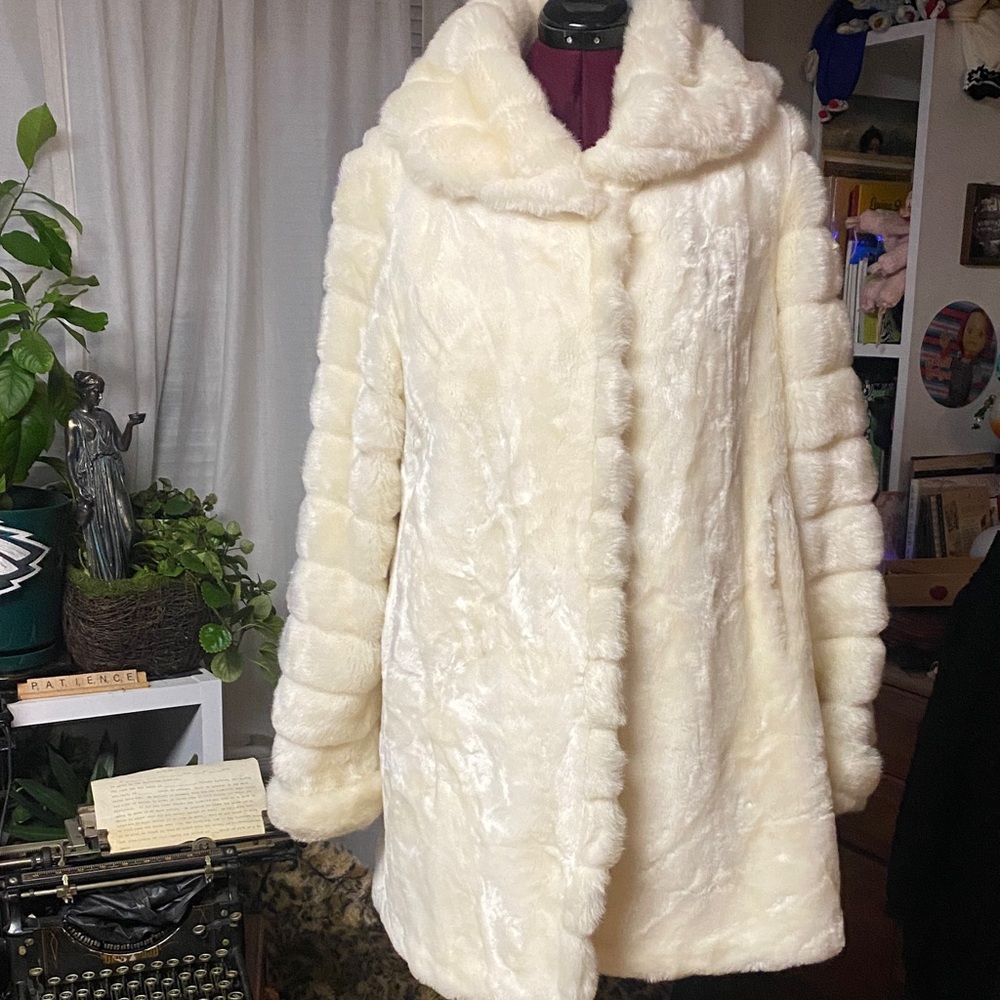Talk of the walk, Atlantic City Cream Faux Fur Coat